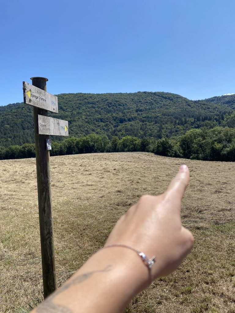 Panneau de randonnée - direction les sauts de Charmine