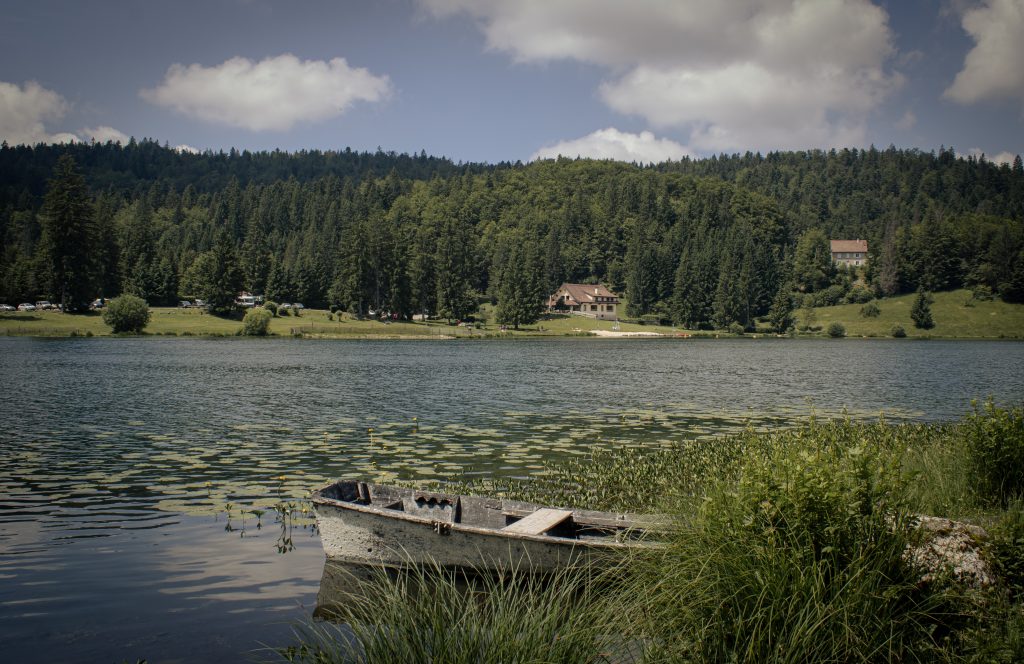 Barque du lac Genin - Ain 01
