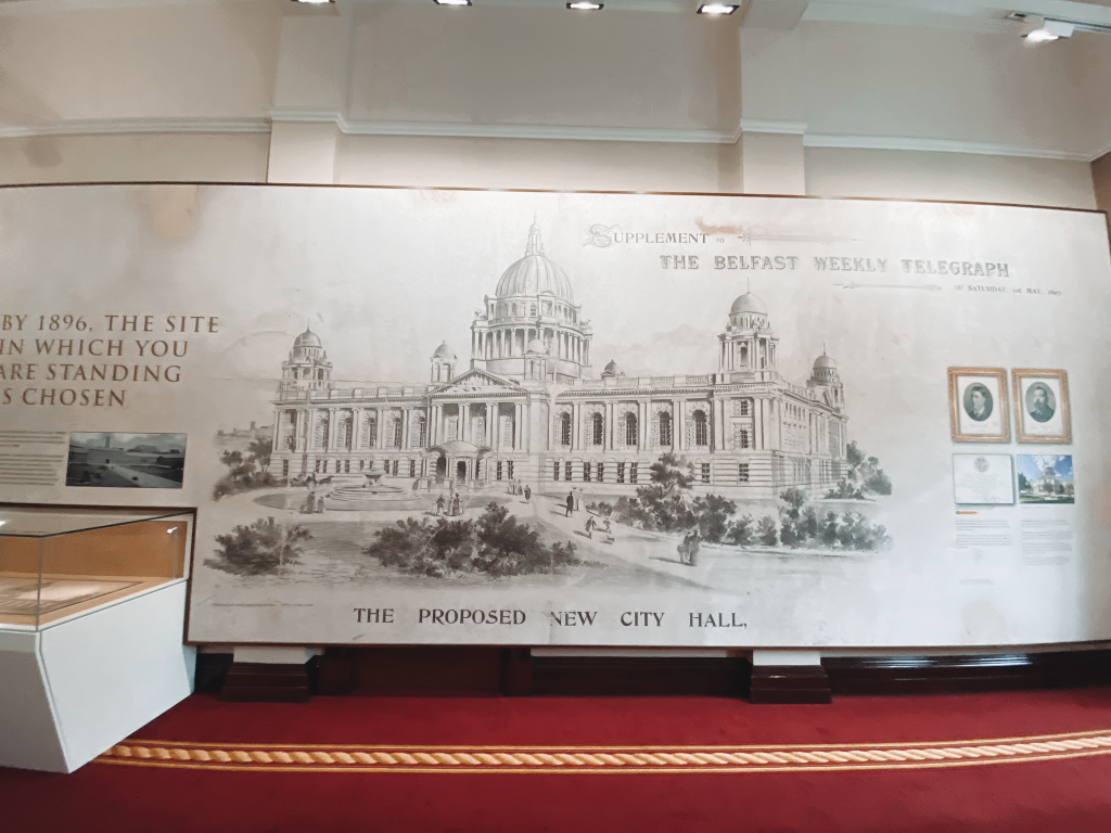 Exposition à l'intérieur de la mairie de Belfast pour une visite un week-end