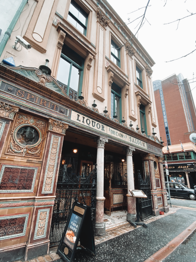 Extérieur du Crown Liquor Saloon pendant un week-end à Belfast