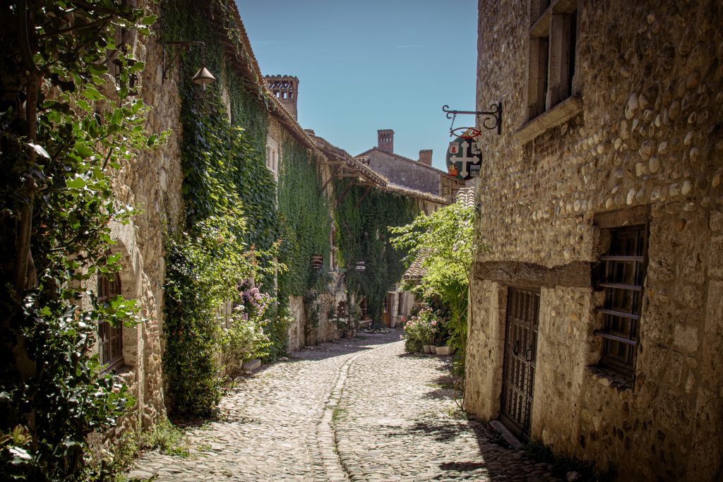 Ruelle pavée de la cité médiévale de Pérouges dans l’Ain