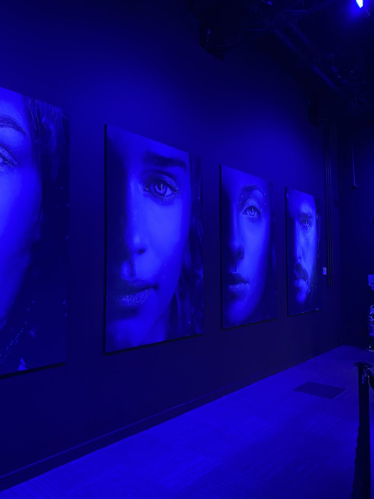 Portraits des acteurs de Game of Thrones en costumes de leurs personnages avec éclairage bleu aux studios