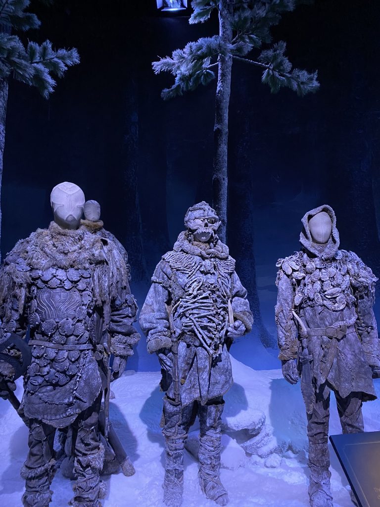 Costumes des Marcheurs Blancs exposés aux studios Game of Thrones, armures glacées détaillées et silhouettes inquiétantes