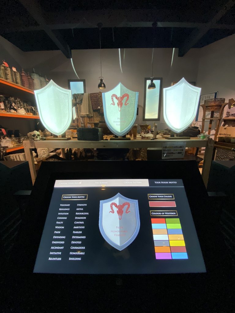 Écran tactile interactif permettant de créer son propre blason dans les studios Game of Thrones