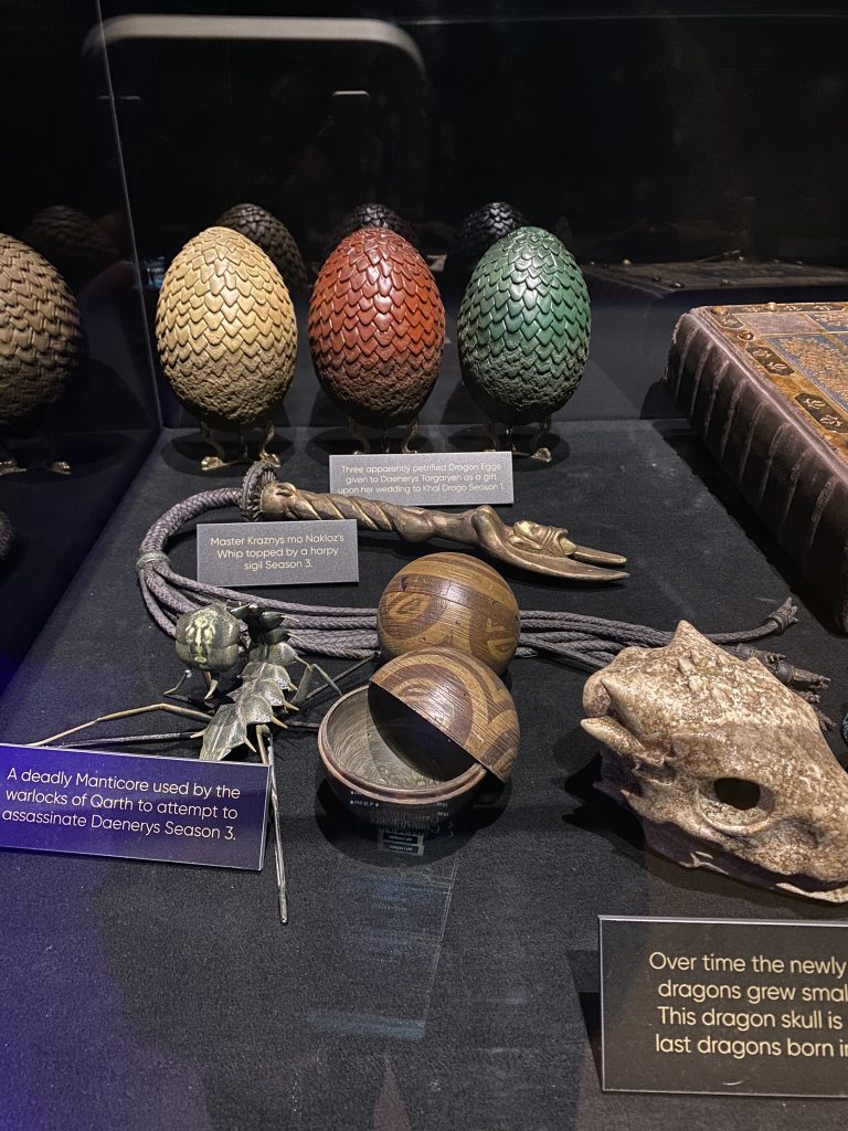 Objets emblématiques de Game of Thrones exposés en studio, dont des oeufs de dragon utilisés pour les effets visuels
