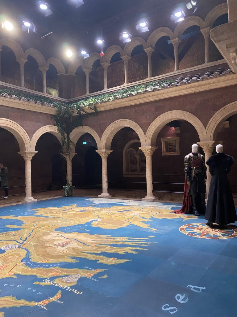 Cersei et Jaime Lannister dans le Donjon Rouge reconstitué aux studios Game of Thrones