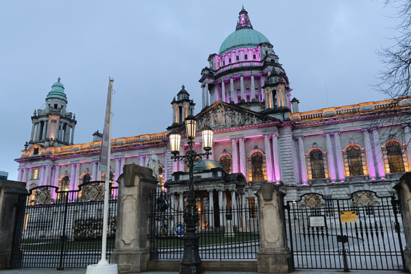 Extérieur de la mairie de Belfast de nuit pour un week-end à Belfast