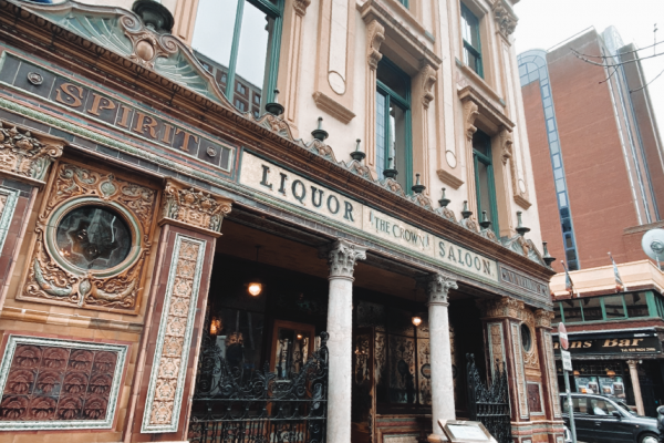 Extérieur du Crown Liquor Saloon pendant un week-end à Belfast