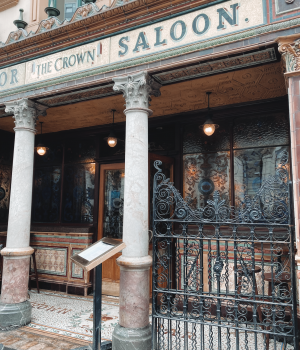 Extérieur du Crown Liquor Saloon pendant un week-end à Belfast